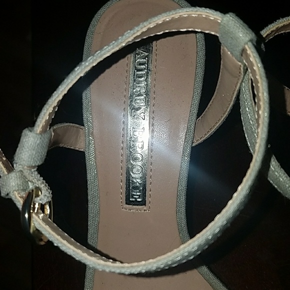 Gold Heels - Picture 3 of 4